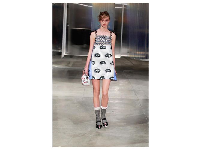 Double Bolso de asa de cadena con estampado de flecha de conejo Prada Resort 2106 Blanco - vista 3