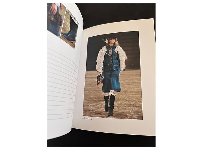 Libro da collezione Chanel Coco Chanel Back in Dallas Nero Rosso Beige - vista 3