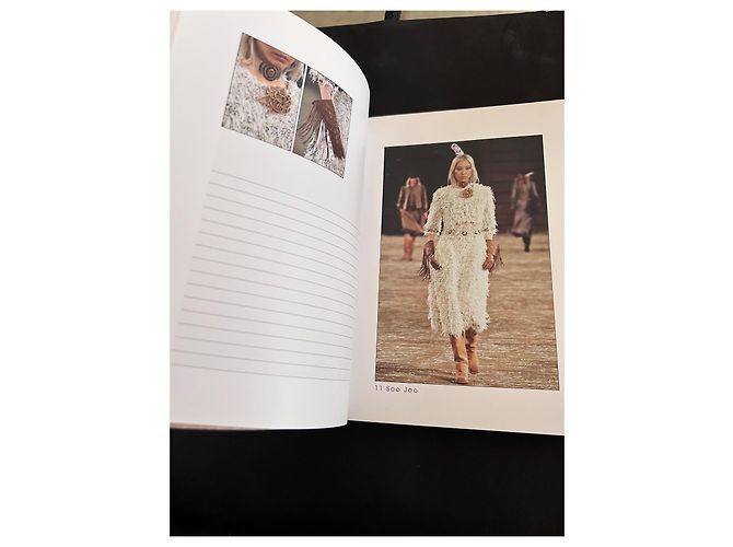 Libro da collezione Chanel Coco Chanel Back in Dallas Nero Rosso Beige - vista 4