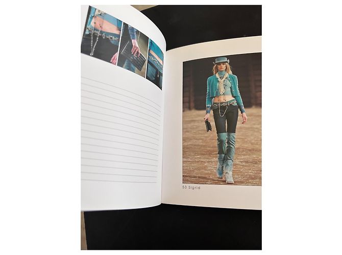 Libro da collezione Chanel Coco Chanel Back in Dallas Nero Rosso Beige - vista 5