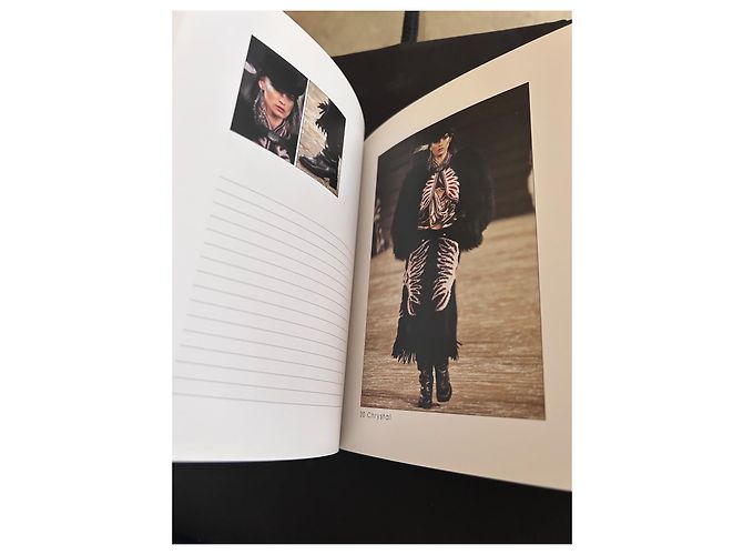 Libro da collezione Chanel Coco Chanel Back in Dallas Nero Rosso Beige - vista 6