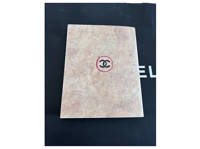 Libro da collezione Chanel Coco Chanel Back in Dallas Nero Rosso Beige - vista 7