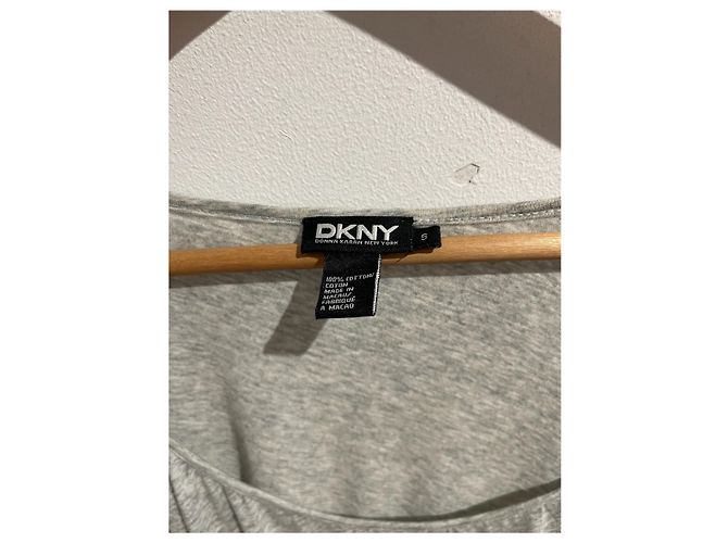 Camiseta DKNY gris T.S - vista 4