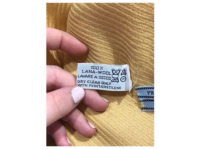 Prada Wollschal gelb mit gesticktem Logo - Ansicht 6