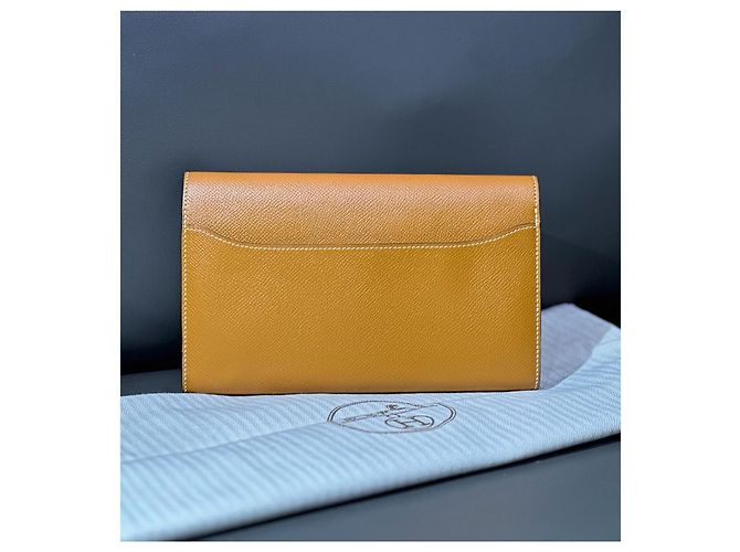 Cartera Hermès Constance en piel Epsom Camello - vista 2