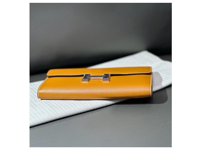 Cartera Hermès Constance en piel Epsom Camello - vista 3