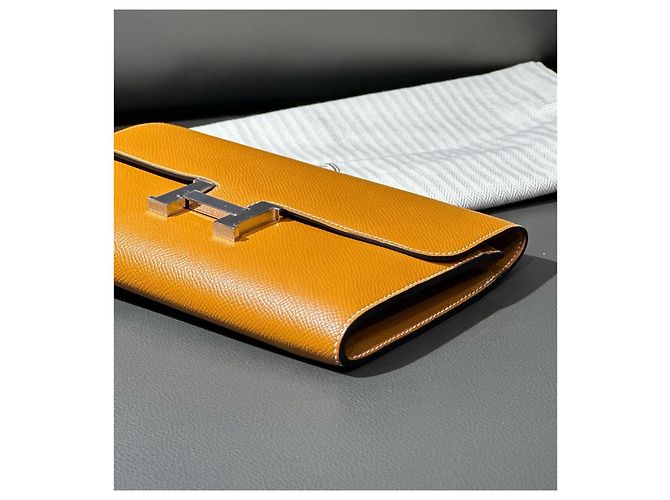Cartera Hermès Constance en piel Epsom Camello - vista 4