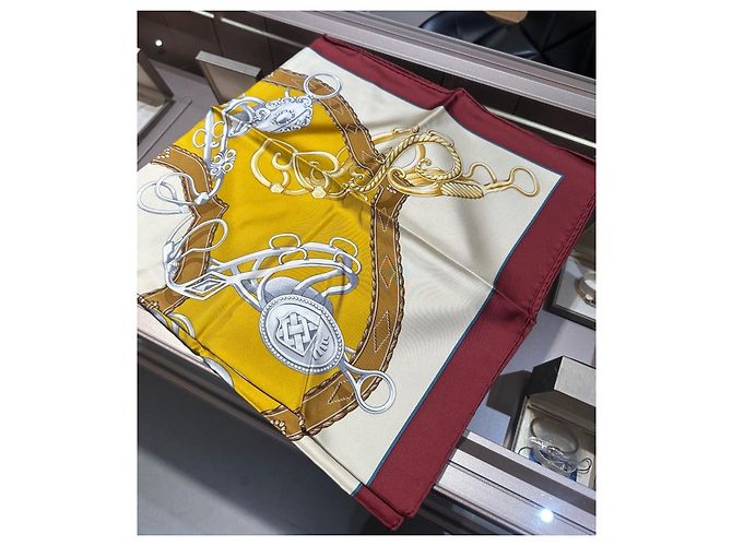 Lenço de seda Hermès Bege Dourado Bordeaux - vista 2