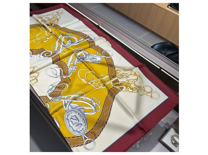 Lenço de seda Hermès Bege Dourado Bordeaux - vista 3