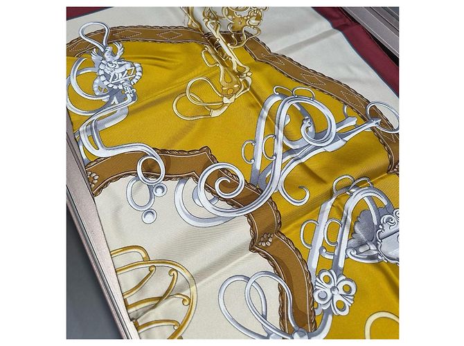 Lenço de seda Hermès Bege Dourado Bordeaux - vista 4