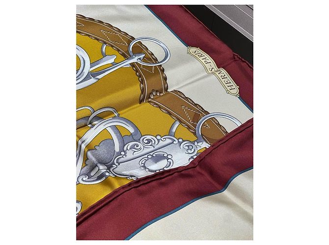 Lenço de seda Hermès Bege Dourado Bordeaux - vista 6