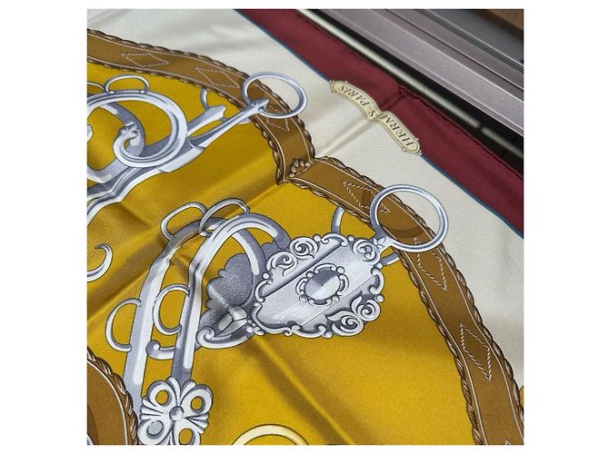 Lenço de seda Hermès Bege Dourado Bordeaux - vista 9