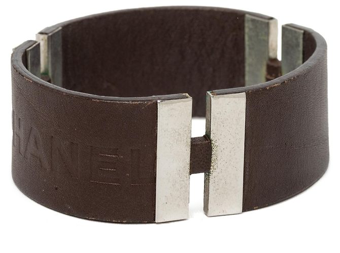 Bracciale rigido Chanel in pelle marrone goffrata e logo in ottone - vista 2