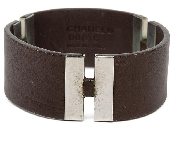Bracciale rigido Chanel in pelle marrone goffrata e logo in ottone - vista 3