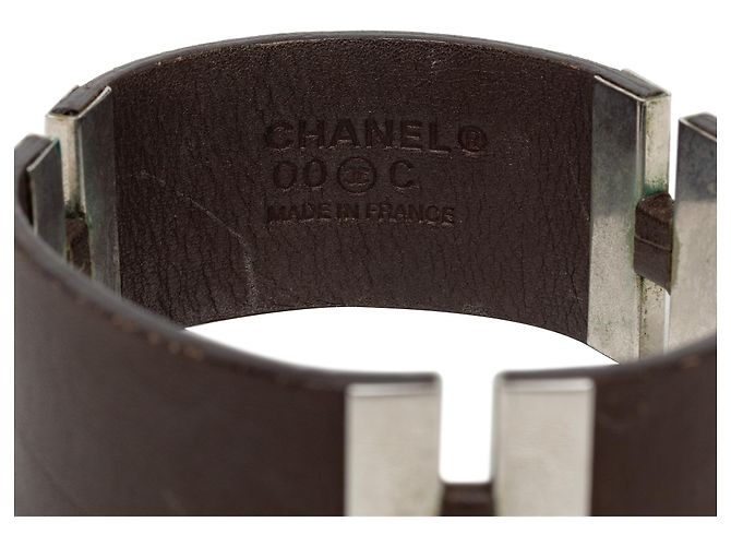 Bracciale rigido Chanel in pelle marrone goffrata e logo in ottone - vista 4