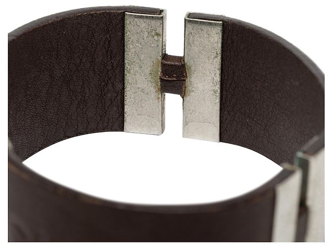 Bracciale rigido Chanel in pelle marrone goffrata e logo in ottone - vista 5