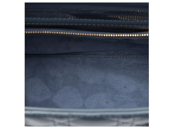 Lady Dior Cannage in blauem Lackleder Medium - Ansicht 4
