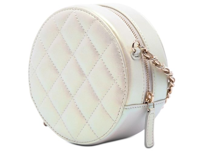 Chanel White CC gesteppte irisierende Lammfell Rund-Clutch mit Kette Weiß Roh - Ansicht 2