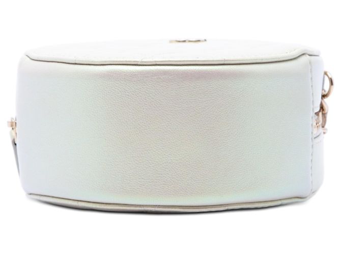 Chanel White CC gesteppte irisierende Lammfell Rund-Clutch mit Kette Weiß Roh - Ansicht 3