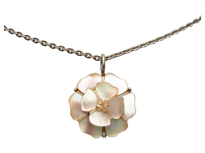 Collana con pendente Camelia in ottone argentato e madreperla Chanel Argento - vista 2