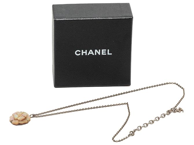 Collana con pendente Camelia in ottone argentato e madreperla Chanel Argento - vista 6