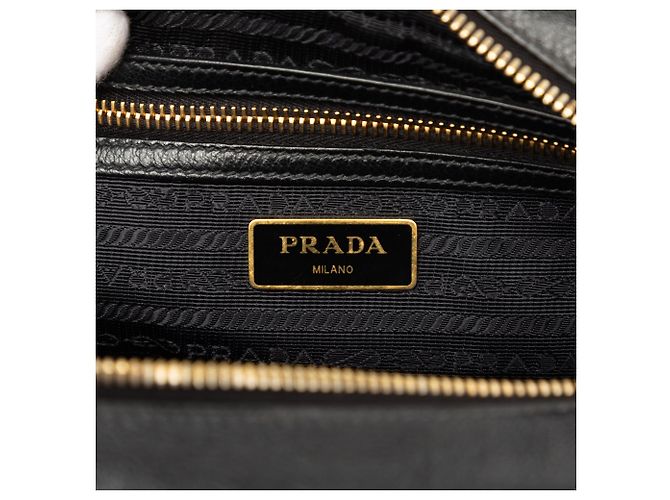 Borsa a tracolla Prada in vitello nero lucido con logo in rilievo - vista 5