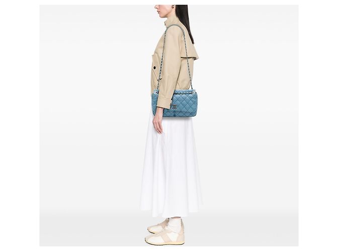 Chanel Blue Medium Quilted Calfskin Natural Beauty Split Pocket Flap Blu chiaro - vista 6