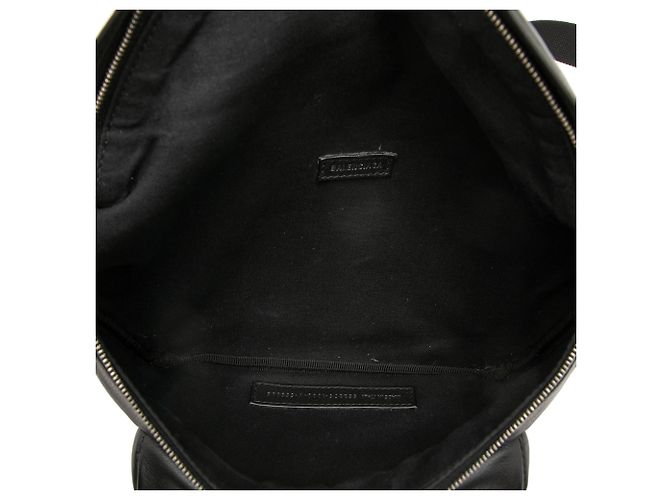 Borsa a tracolla Balenciaga Black Leather Everyday Belt Bag XS Nero - vista 4