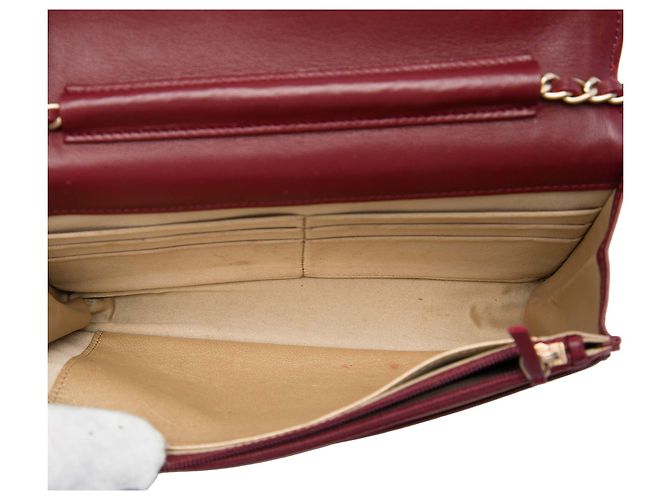 Wallet On Chain Carteira com corrente Chanel em couro de vitelo com relevo Red CC e camélia Vermelho Bordeaux - vista 4