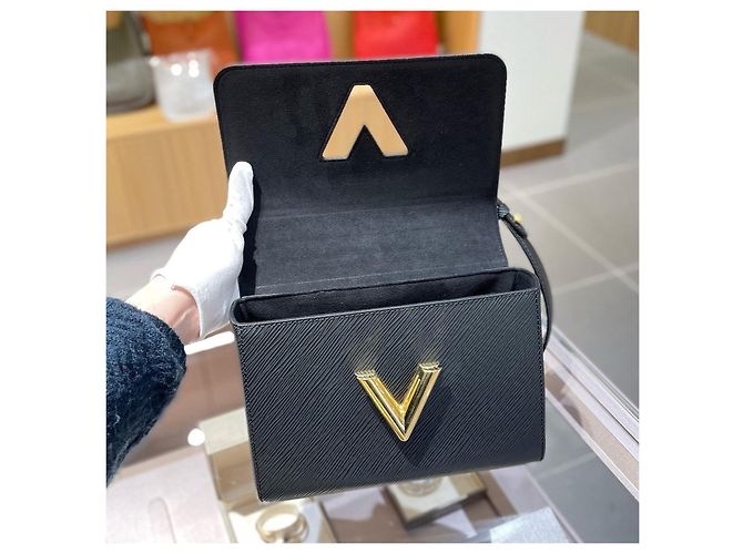 Borsa Louis Vuitton Twist MM in pelle Epi Nero - vista 6