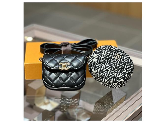 Mini borsa Chanel flap in pelle trapuntata nera con set di pochette in tweed Nero Bianco Multicolore - vista 2