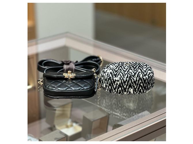 Mini borsa Chanel flap in pelle trapuntata nera con set di pochette in tweed Nero Bianco Multicolore - vista 3