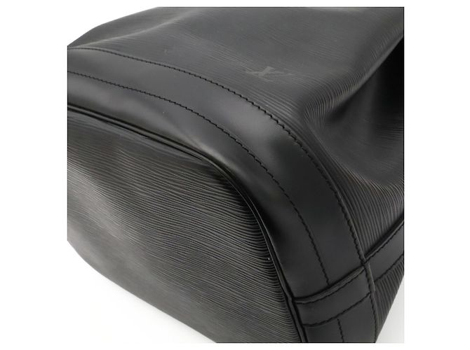 Borsa a tracolla Louis Vuitton Epi Noe in nero - vista 4