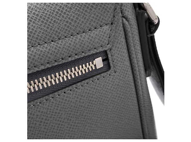 Borsa a Spalla Louis Vuitton Taiga District PM M30851 - vista 4