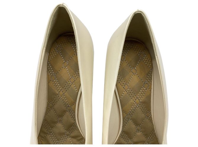 Burberry Pumps mit runder Spitze aus Elfenbeinfarbenem Leder Weiß Roh - Ansicht 10