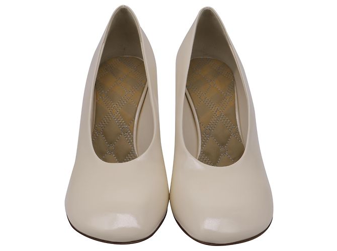 Burberry Pumps mit runder Spitze aus Elfenbeinfarbenem Leder Weiß Roh - Ansicht 2