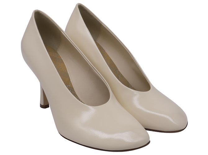 Burberry Pumps mit runder Spitze aus Elfenbeinfarbenem Leder Weiß Roh - Ansicht 3