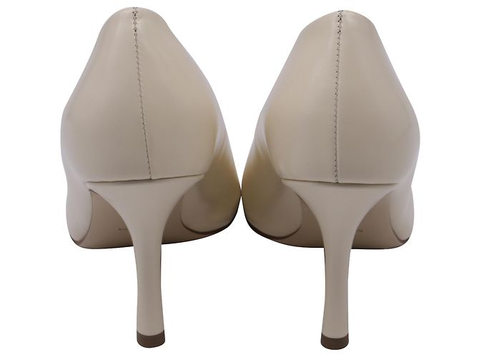 Burberry Pumps mit runder Spitze aus Elfenbeinfarbenem Leder Weiß Roh - Ansicht 5