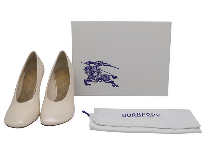 Burberry Pumps mit runder Spitze aus Elfenbeinfarbenem Leder Weiß Roh - Ansicht 6