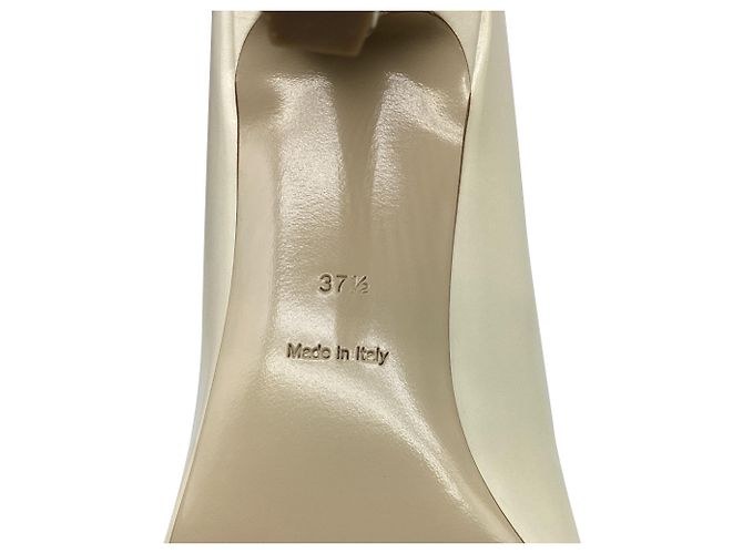 Burberry Pumps mit runder Spitze aus Elfenbeinfarbenem Leder Weiß Roh - Ansicht 7