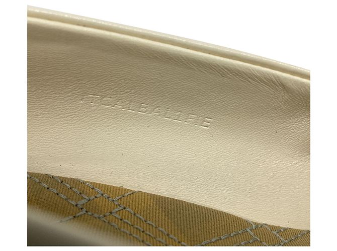 Burberry Pumps mit runder Spitze aus Elfenbeinfarbenem Leder Weiß Roh - Ansicht 9