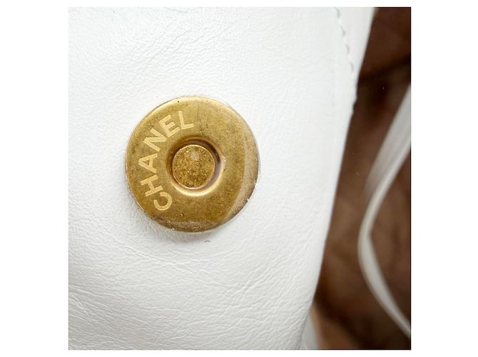 Timeless Chanel Quilted Small Chanel 22 in pelle di vitello lucida bianca Marrone Rosso - vista 10