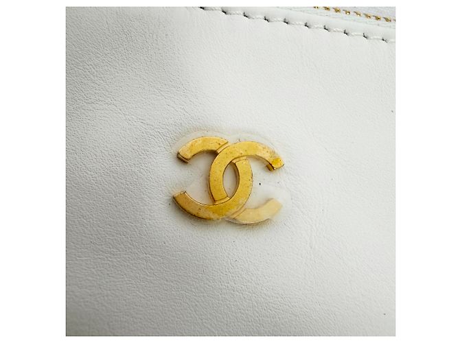 Timeless Chanel Quilted Small Chanel 22 in pelle di vitello lucida bianca Marrone Rosso - vista 14