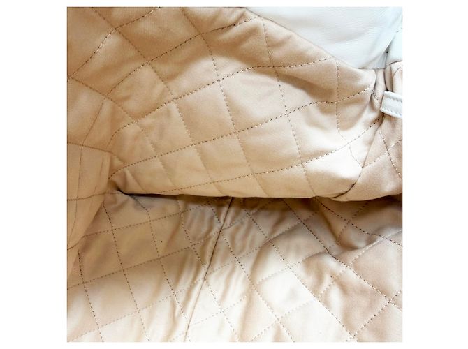Timeless Chanel Quilted Small Chanel 22 in pelle di vitello lucida bianca Marrone Rosso - vista 18