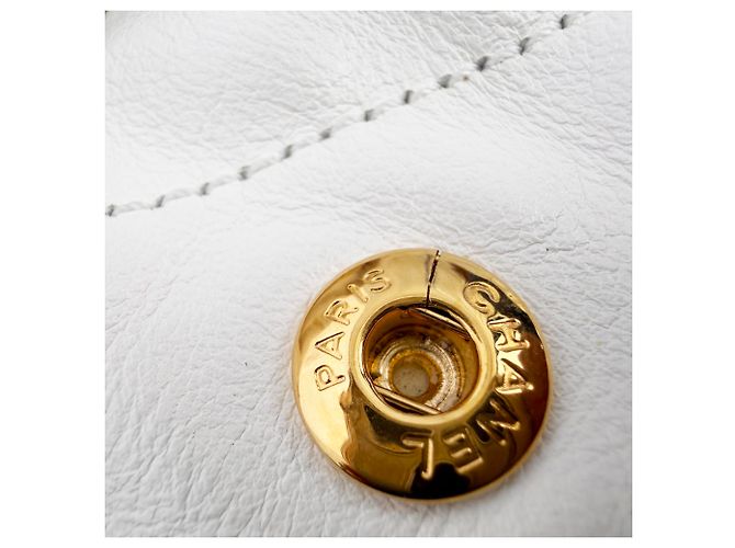 Timeless Chanel Quilted Small Chanel 22 in pelle di vitello lucida bianca Marrone Rosso - vista 8