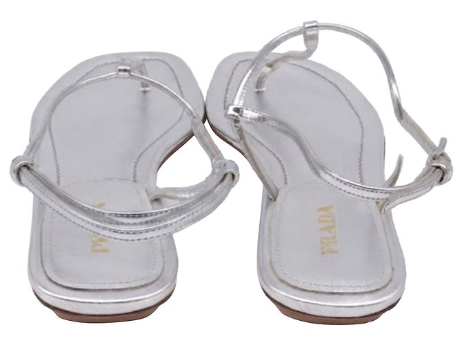 Prada T-Riemen Flache Sandalen aus metallisch silbernem Leder - Ansicht 5