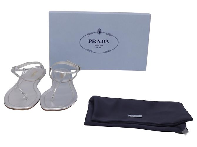 Prada T-Riemen Flache Sandalen aus metallisch silbernem Leder - Ansicht 6