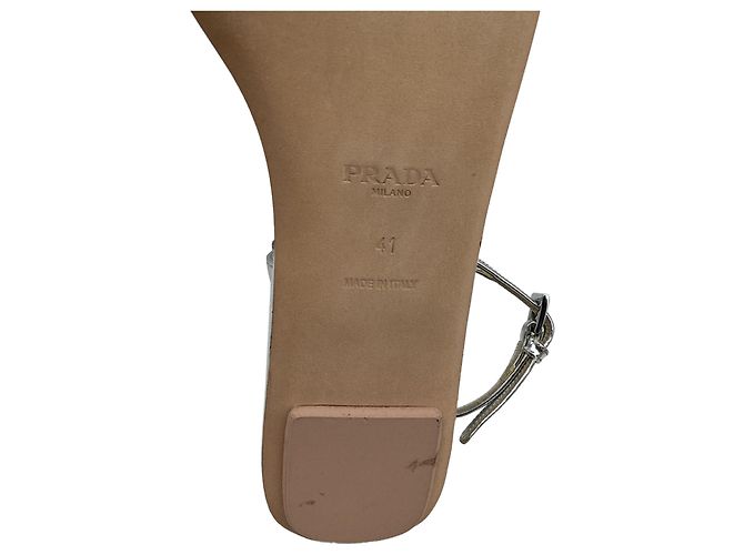 Prada T-Riemen Flache Sandalen aus metallisch silbernem Leder - Ansicht 7