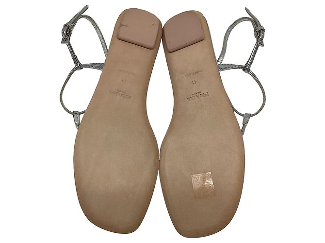 Prada T-Riemen Flache Sandalen aus metallisch silbernem Leder - Ansicht 8