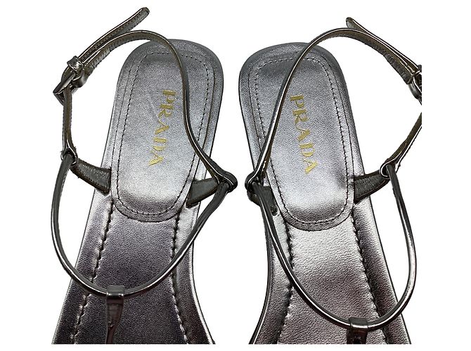 Prada T-Riemen Flache Sandalen aus metallisch silbernem Leder - Ansicht 9